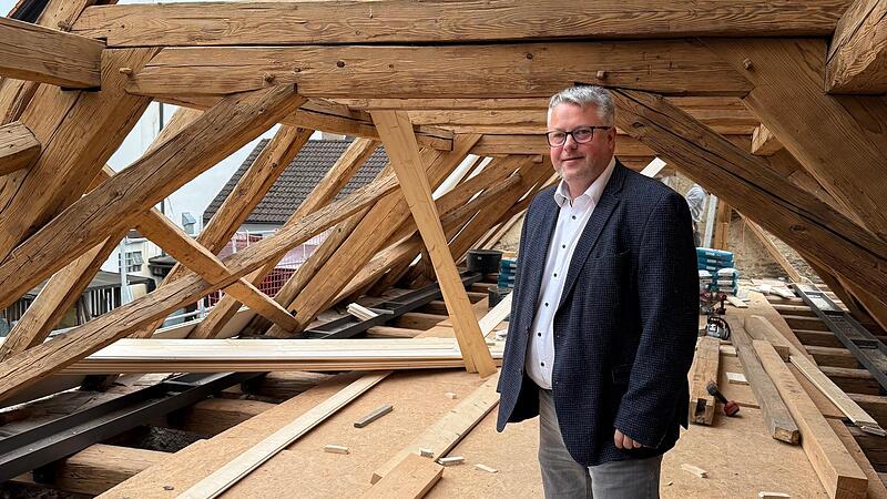 Mittlerweile sind die Bauarbeiten schon weiter fortgeschritten. Der Dachstuhl ein Highlight des Geb&auml;udes. Dar&uuml;ber freut sich das Gemeindeoberhaupt.