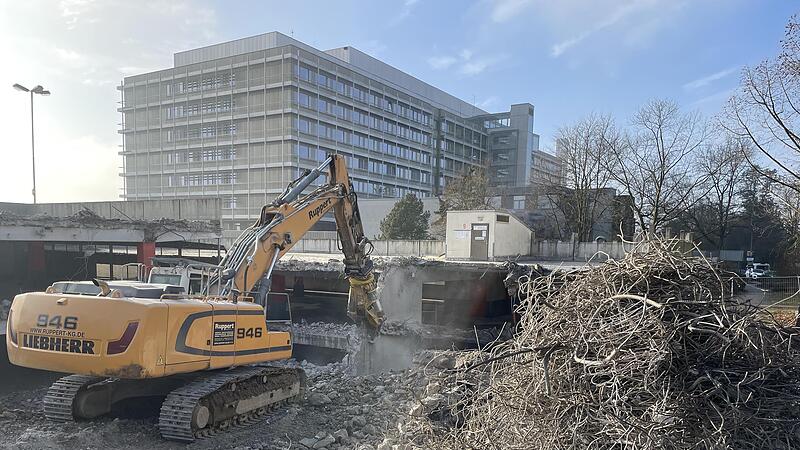 Wie geplant, haben zum Jahreswechsel die Abrissarbeiten am Parkhaus des Leopoldina-Krankenhauses in Schweinfurt begonnen. Wie geplant, haben zum Jahreswechsel die Abrissarbeiten am Parkhaus des Leopoldina-Krankenhauses in Schweinfurt begonnen.