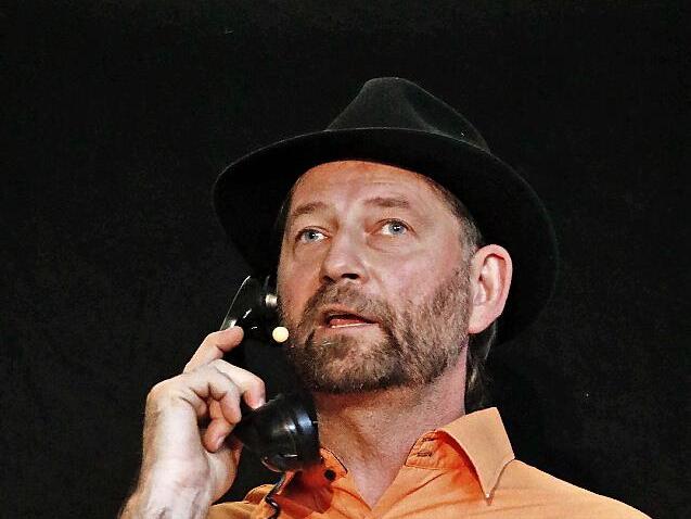 „Ned mit mir“: Vergnügliche Kabarett-Show von Tom Bauer, in der es aber um wirkliche betrügerische Machenschaften ging.