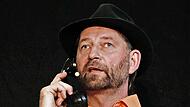„Ned mit mir“: Vergnügliche Kabarett-Show von Tom Bauer, in der es aber um wirkliche betrügerische Machenschaften ging.