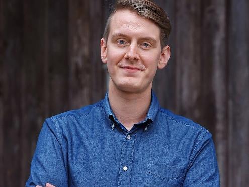 Jonas Greiner tritt im fifty-fifty auf.