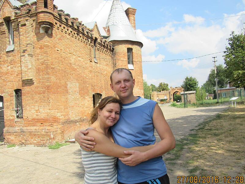 Yuliia und Alexander Boborykina in der Stadt Wasyliwka vor Schloss Popov