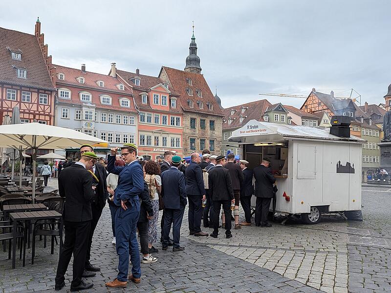 Eine erste Bratwurst muss sein.Einzug der Präsidierenden Eine erste Bratwurst muss sein.