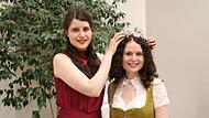 Ramona Schum (links) &uuml;bergibt ihre Krone an die neue Weinprinzessin in der Musikakademie Hammelburg.