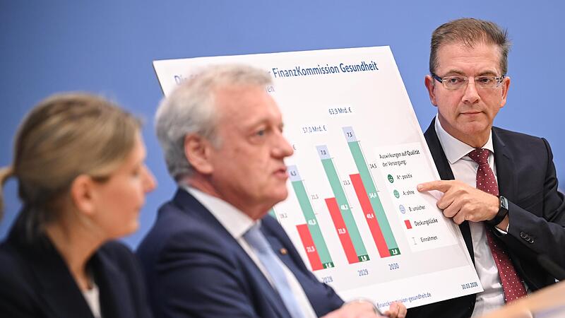 Wolfgang Greiner (rechts) und Ferdinand M. Gerlach, Vorsitzender der Finanz-Kommission Gesundheit, bei der Übergabe ihrer Empfehlungen zur Stabilisierung der Beitragssätze der gesetzlichen Krankenversicherung. Wolfgang Greiner (rechts) und Ferdinand M. Gerlach, Vorsitzender der Finanz-Kommission Gesundheit, bei der Übergabe ihrer Empfehlungen zur Stabilisierung der Beitragssätze der gesetzlichen Krankenversicherung.