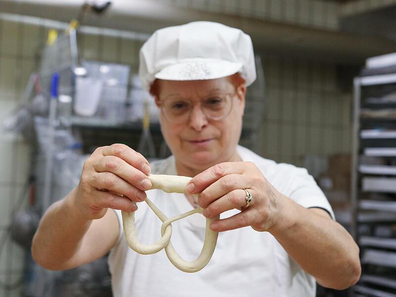 Mit Schwung hat die Chefin der B&auml;ckerei W&ouml;lker eine Breze geformt.Forchheim & Fr&auml;nkische Schweiz