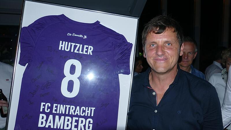 Ein Abschiedstrikot mit Nummer und Name: Michael Hutzler hatte den FC Eintracht Bamberg von der Bezirksliga in die Bayernliga gef&uuml;hrt. Am Samstag gastiert er nun mit der DJK Ammerthal im Fuchs-Park-Stadion.