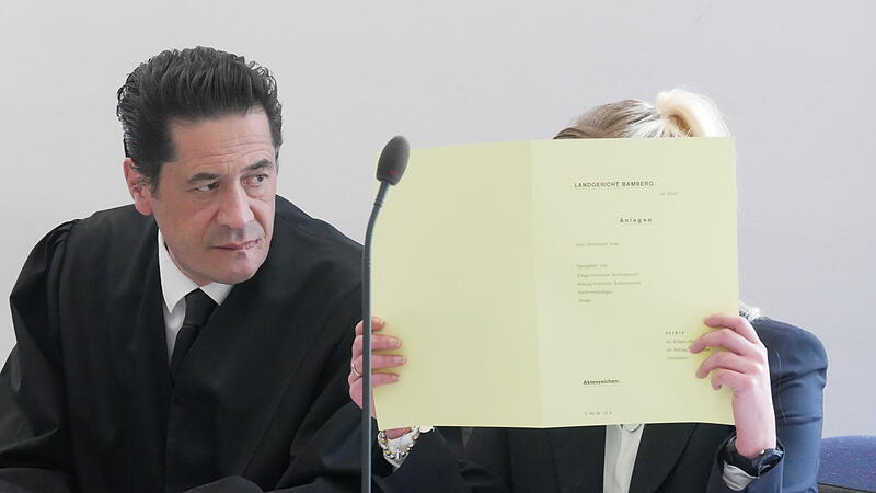 Angeklagte mit ihrem Verteidiger.