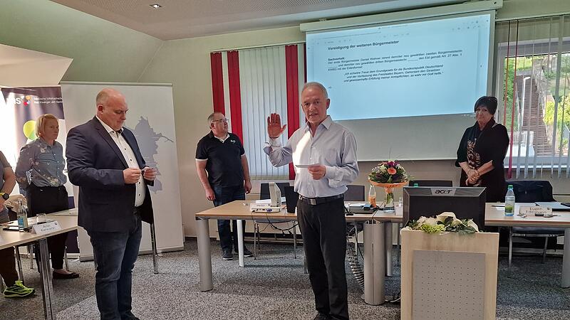 Eugen Edelmann legt vor B&uuml;rgermeister Daniel Wehner den Amtseid als neuer dritter B&uuml;rgermeister des Markts Burkardroth ab.