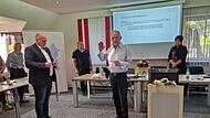 Eugen Edelmann legt vor Bürgermeister Daniel Wehner den Amtseid als neuer dritter Bürgermeister des Markts Burkardroth ab. Eugen Edelmann legt vor Bürgermeister Daniel Wehner den Amtseid als neuer dritter Bürgermeister des Markts Burkardroth ab.
