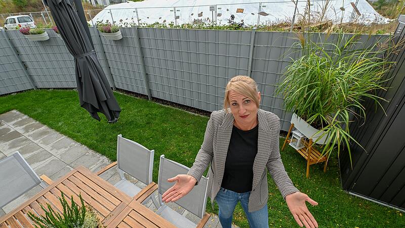 Versteht die Welt nicht mehr: Elke Winterstein soll ihren Zaun auf der Erba-Insel abbauen. Im Hintergrund: der mit Schutzfolien  bedeckte Erdhaufen