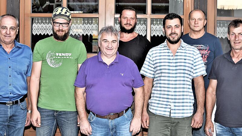 Das Vorstandsteam des Dorfgemeinschaftsvereins von Zeublitz freut sich mit B&uuml;rgermeister Robert H&uuml;mmer (links).