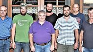 Das Vorstandsteam des Dorfgemeinschaftsvereins von Zeublitz freut sich mit Bürgermeister Robert Hümmer (links).