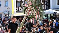 Die Kinder stemmen mit vereinten Kr&auml;ften ihren eigenen Kerwa-Baum vor dem Festzelt in die Senkrechte.Forchheim & Fr&auml;nkische Schweiz