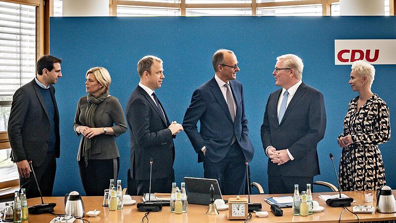 Die CDU-Spitze muss die Niederlage von Niedersachsen erklären (von links): Schatzmeisterin Julia Klöckner, Generalsekretär Mario Czaja, Parteichef Friedrich Merz, Spitzenkandidat Bernd Althusmann und Parteivize Silvia Breher. Die CDU-Spitze muss die Niederlage von Niedersachsen erklären (von links): Schatzmeisterin Julia Klöckner, Generalsekretär Mario Czaja, Parteichef Friedrich Merz, Spitzenkandidat Bernd Althusmann und Parteivize Silvia Breher.