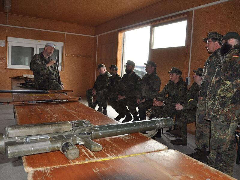 Beim Modul Waffenkunde lernen die Militärseelsorger unter anderem, wann Waffen entsichert sind.