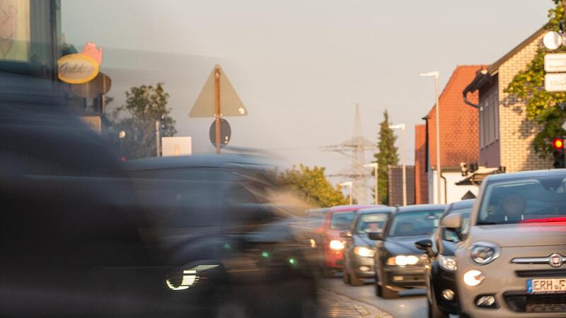 Autoschlangen rollen durch die  Niederndorfer Ortsdurchfahrt. Nach der Ablehnung der Südumfahrung im Bürgerentscheid  will Bürgermeister German Hacker    jetzt die “Ostspange“ vorschlagen.  Diese  gilt als  kleinere Alternative zur Südumfahrung.