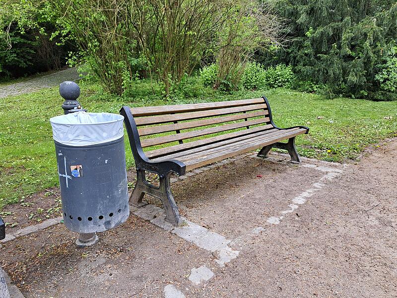 Die B&auml;nke am Herzog-Alfred-Brunnen sind nicht zu vernachl&auml;ssigen. Ganz in der N&auml;he vom &ouml;stlichen Pavillon bieten sie in der Nische einen umgr&uuml;nten R&uuml;ckzugsort.