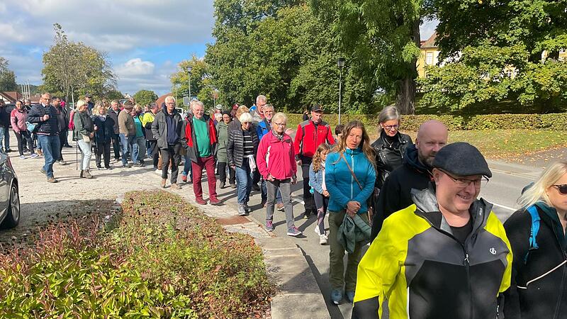 Auf dem Planplatz sammelte sich eine gro&szlig;e Schar von B&uuml;rgern und G&auml;sten zum gemeinsamen Rundweg auf historischen Pfaden.