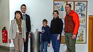 Rektorin Barbara Buz, Bürgermeister Jan Marberg (SPD), Stadträtin Heike Greenberg-Kremser (CSU) und Roland Sauer aus dem städtischen Baubüro weihten gemeinsam mit dem Drittklässler Elias (Bildmitte) am Montag symbolisch die neue Trinkwasserstation...