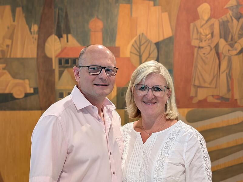 Georg Rodler ist der neue B&uuml;rgermeister der Marktgemeinde G&ouml;&szlig;weinstein. Auf dem Foto ist er mit seiner Frau am Wahlabend zu sehen.