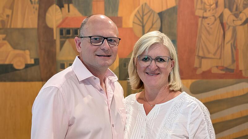 Georg Rodler ist der neue B&uuml;rgermeister der Marktgemeinde G&ouml;&szlig;weinstein. Auf dem Foto ist er mit seiner Frau am Wahlabend zu sehen.