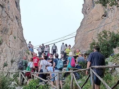 Nach mühsamen Aufstieg erreichten die Thurnau den Buco die Montepertusa, ein spektakuläres Felsloch weit oberhalb von Positano.2022 Thurnauer in Positano