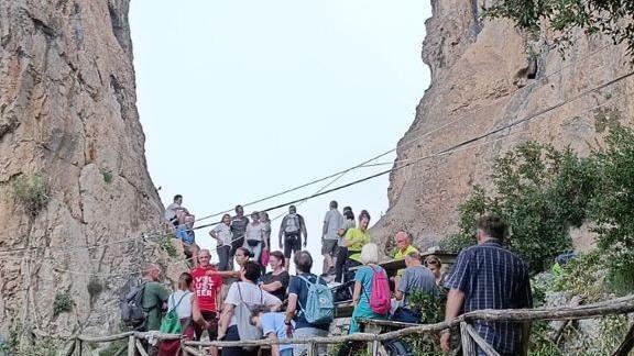 Nach mühsamen Aufstieg erreichten die Thurnau den Buco die Montepertusa, ein spektakuläres Felsloch weit oberhalb von Positano.2022 Thurnauer in Positano