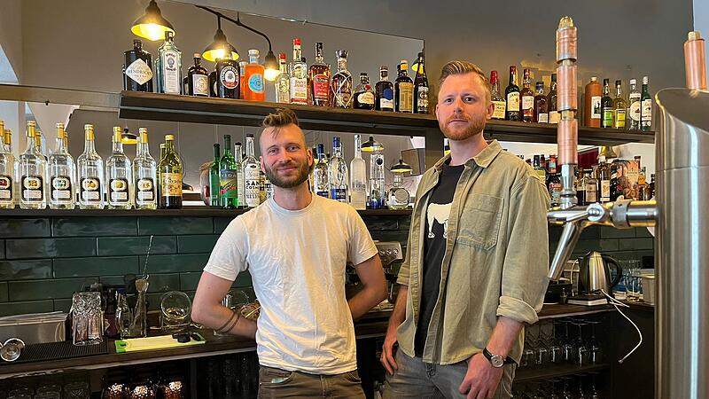 Jores Raible (links) und Michael Resch er&ouml;ffnen die "Planke" in der Sandstra&szlig;e.