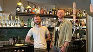 Jores Raible (links) und Michael Resch eröffnen die "Planke" in der Sandstraße.