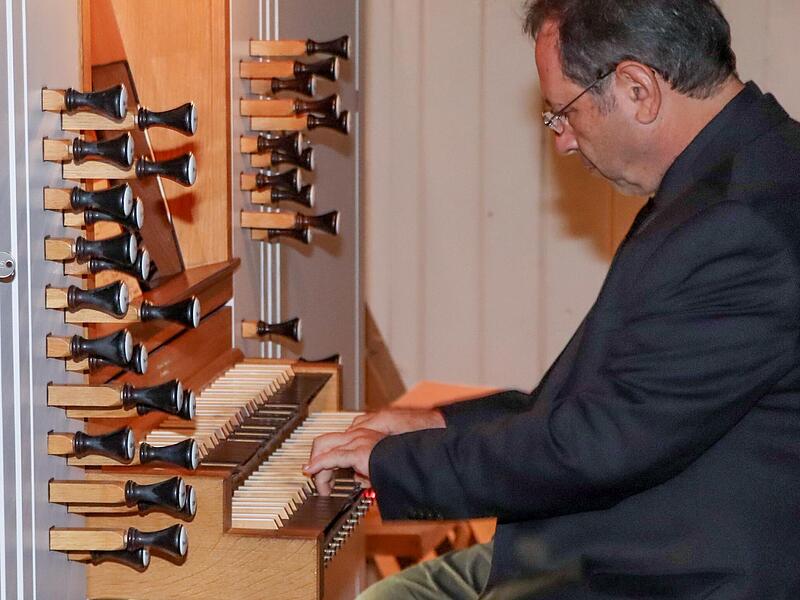 Maestro Salvatore Pronestri an der Eichsfeldorgel bei seinem Konzert in der Weismainer St. Martinskirche.