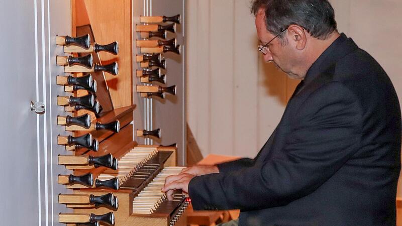 Maestro Salvatore Pronestri an der Eichsfeldorgel bei seinem Konzert in der Weismainer St. Martinskirche.