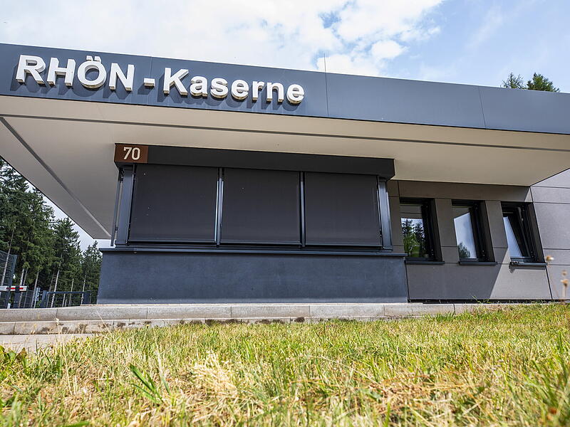 Der Zugang der Kaserne ist grundsätzlich nicht gestattet. Der Zugang der Kaserne ist grundsätzlich nicht gestattet.