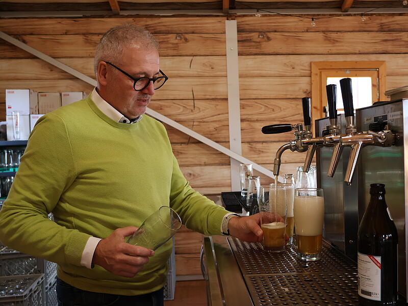 Hallerndorf: Georf Rittmayer zapft BierForchheim & Fränkische Schweiz Georg Rittmayer zapft das historische Bier — nach Rezept des Vordewürzebiers der Brauerei Bauer aus Schönbrunn.