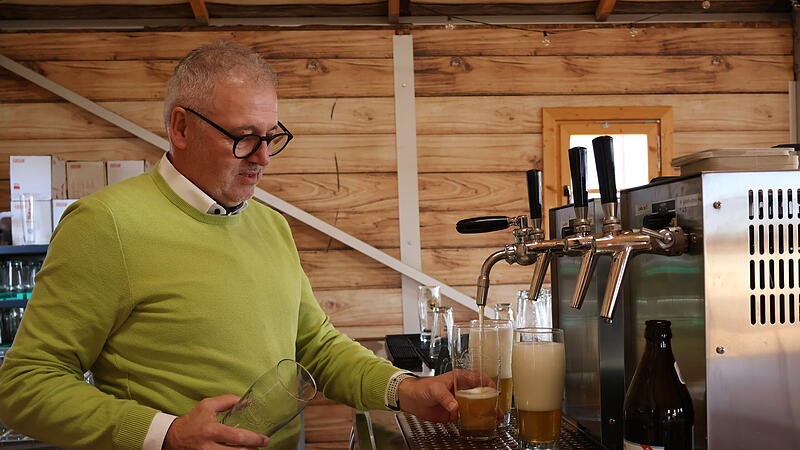 Georg Rittmayer zapft das historische Bier — nach Rezept des Vordewürzebiers der Brauerei Bauer aus Schönbrunn.