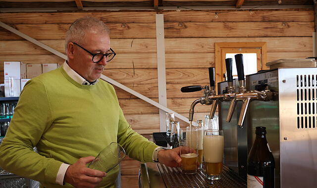 Hallerndorf: Georf Rittmayer zapft BierForchheim & Fränkische Schweiz Georg Rittmayer zapft das historische Bier — nach Rezept des Vordewürzebiers der Brauerei Bauer aus Schönbrunn.