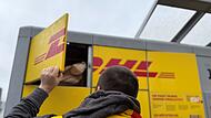 DHL-Paketbote an Packstation DHL-Paketbote an Packstation