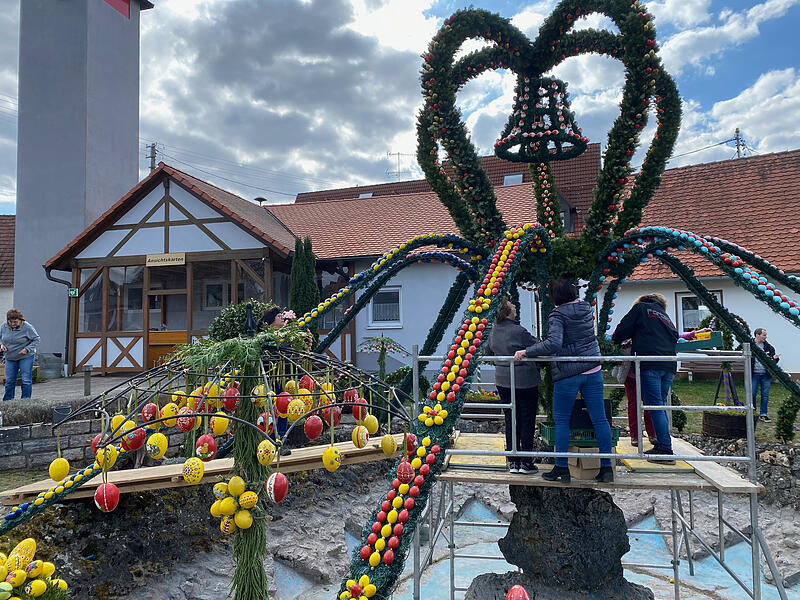 Der gr&ouml;&szlig;te Osterbrunnen der Welt steht in Bieberbach bei Egloffstein in der Fr&auml;nkischen Schweiz.