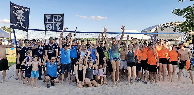 Der Sportverein lud zur Beach-Party und zahlreiche Besucher kamen.