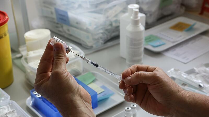 Aktuell schaffen es die Hausärzte im Landkreis Forchheim, pro Tag rund 800 Landkreisbürger zu impfen.Forchheim & Fränkische Schweiz Aktuell schaffen es die Hausärzte im Landkreis Forchheim, pro Tag rund 800 Landkreisbürger zu impfen.Forchheim & Fränkische Schweiz