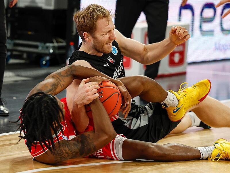 Nicht nur Scorer überzeuge Brose-Kapitän Christian Sengfelder (oben). Hier kämpft er am Boden mit Deishuan Booker um den Ball.