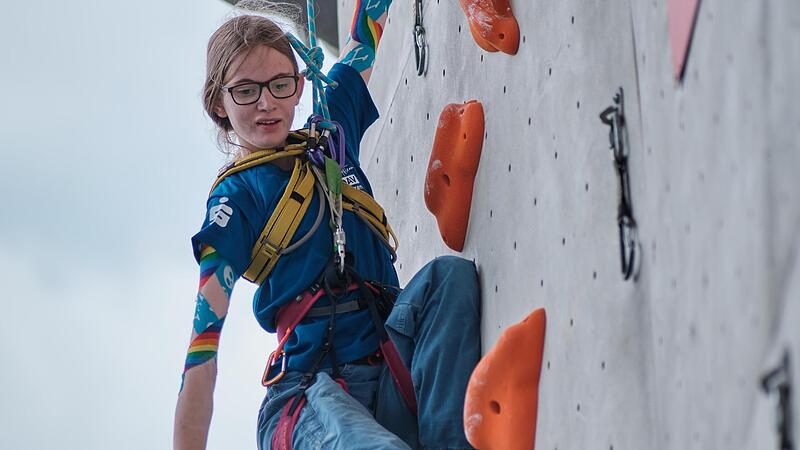 Jule Breuning klettert mit k&ouml;rperlicher Beeintr&auml;chtugung.Forchheim & Fr&auml;nkische Schweiz