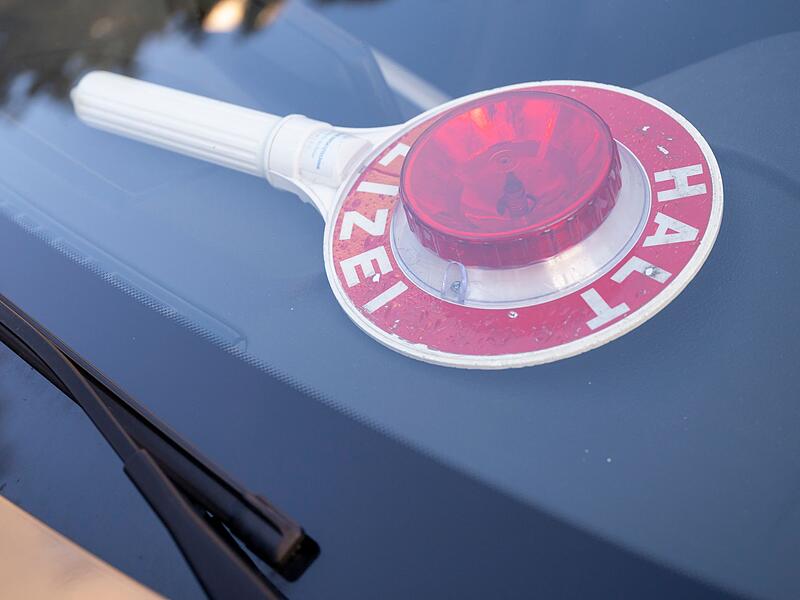 Polizeikelle hinter Windschutzscheibe