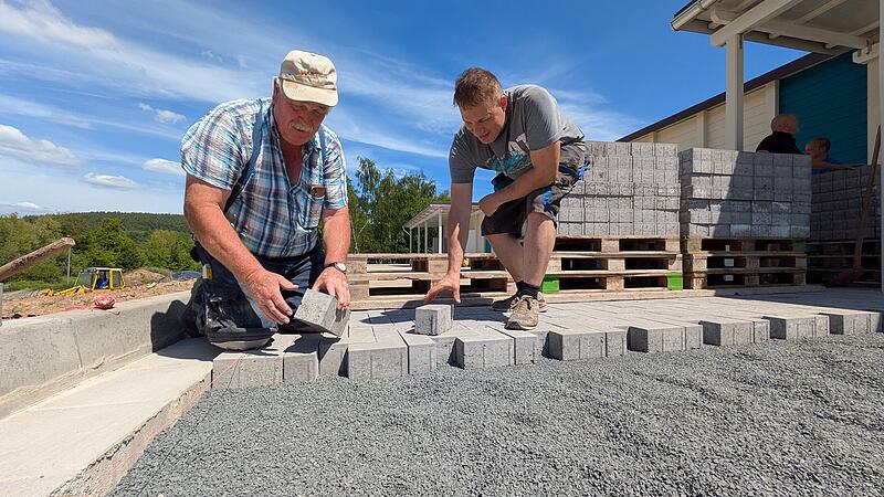 Horst Hartmann (links) zeigt Andreas May wie es geht: Der Mann mit 50 Jahren Bau-Erfahrung duldet auf seiner Baustelle keine Schlamperei. Horst Hartmann (links) zeigt Andreas May wie es geht: Der Mann mit 50 Jahren Bau-Erfahrung duldet auf seiner Baustelle keine Schlamperei.