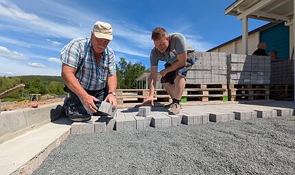 Horst Hartmann (links) zeigt Andreas May wie es geht: Der Mann mit 50 Jahren Bau-Erfahrung duldet auf seiner Baustelle keine Schlamperei. Horst Hartmann (links) zeigt Andreas May wie es geht: Der Mann mit 50 Jahren Bau-Erfahrung duldet auf seiner Baustelle keine Schlamperei.