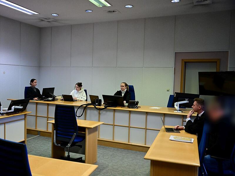 Staatsanw&auml;ltin H&ouml;sle, zwei Justizmitarbeiterinnen, Strafrichterin Friedmann, Rechtsanwalt Jotschke und der Angeklagte