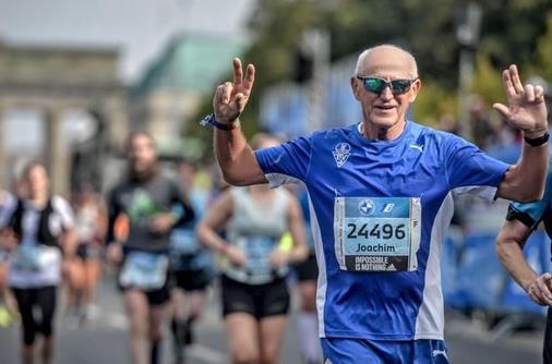 Kam beim Berlin-Marathon nach 4:24:53 Stunden ins Ziel: Joachim Masatz. Der 72-j&auml;hrige L&auml;ufer und Triathlet startet an diesem Wochenende f&uuml;r Deutschland bei der Triathlon-Weltmeisterschaft in Hamburg.