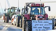 Am Montag kam es deutschlandweit zu Bauernprotesten. Auch in und um Würzburg wurde demonstriert. Hier ein Foto des Demozugs an der Brücke der Deutschen Einheit. Am Montag kam es deutschlandweit zu Bauernprotesten. Auch in und um Würzburg wurde demonstriert. Hier ein Foto des Demozugs an der Brücke der Deutschen Einheit.