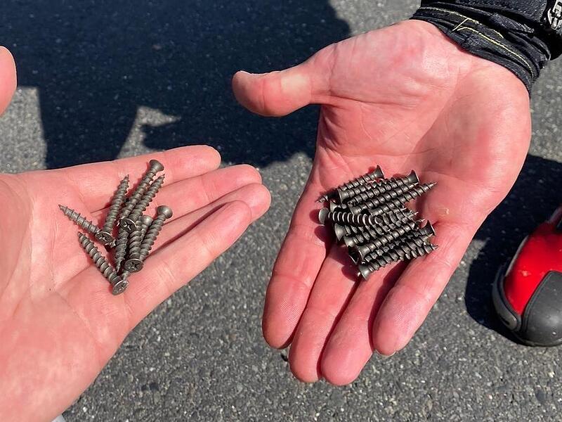Diese Schrauben und noch mehr haben die Biker auf der Straße gefunden. Diese Schrauben und noch mehr haben die Biker auf der Straße gefunden.