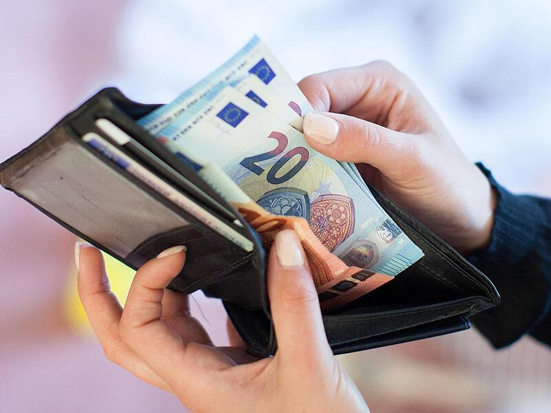 Arbeitsmarktforscher Enzo Weber macht der Regierung Vorschl&auml;ge, wof&uuml;r sie Geld ausgeben soll.